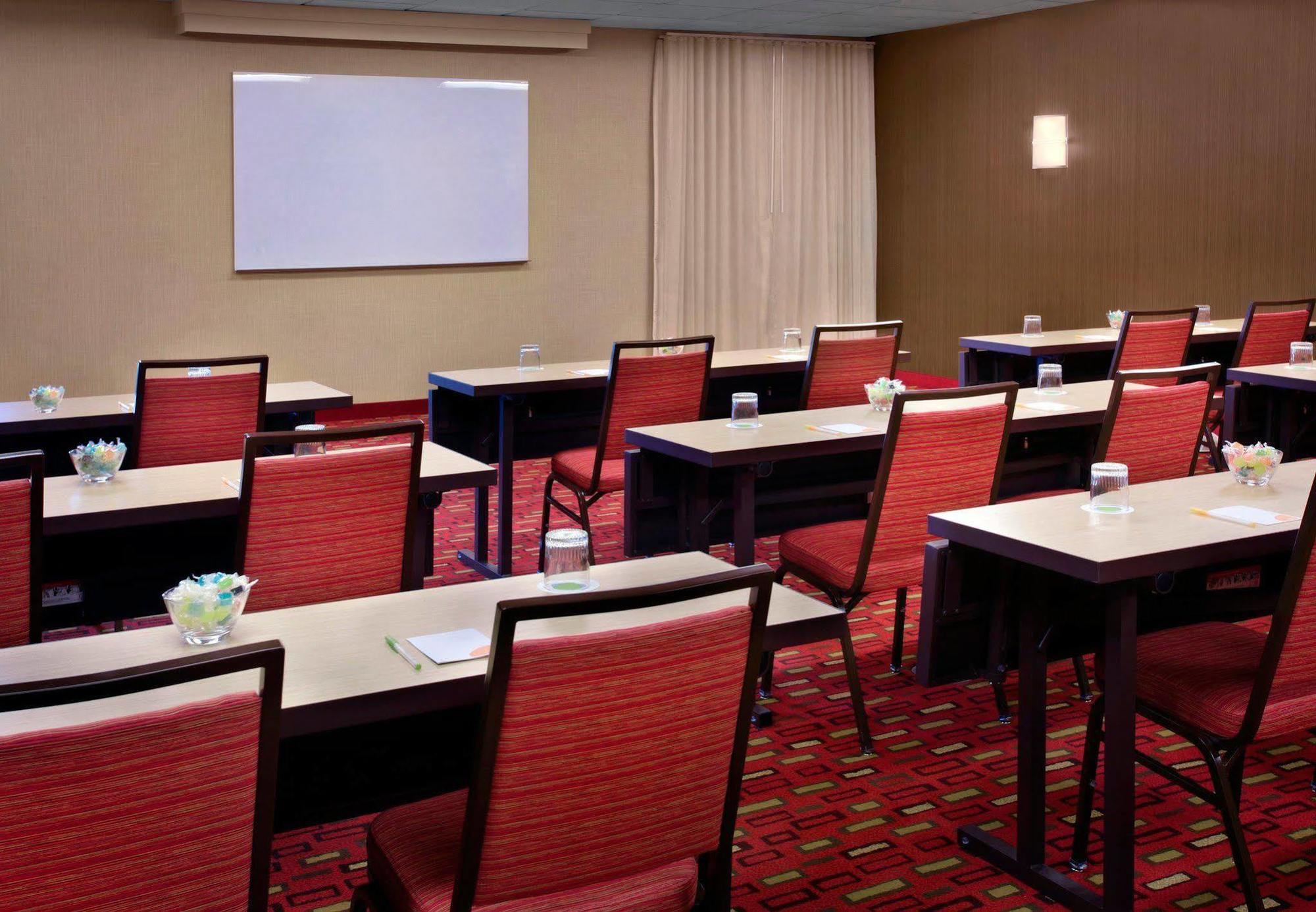 Courtyard By Marriott Pittsburgh Airport Hotel Coraopolis Ngoại thất bức ảnh