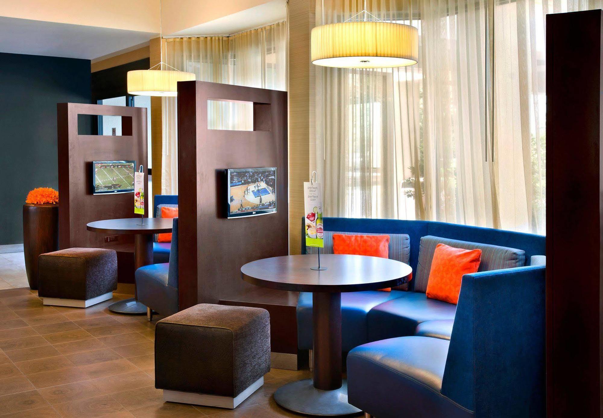 Courtyard By Marriott Pittsburgh Airport Hotel Coraopolis Ngoại thất bức ảnh